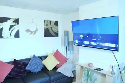 Comfy Birmingham Retreat- 2ndhomestays Erdington Apartment in The Royal Town of Sutton Coldfield