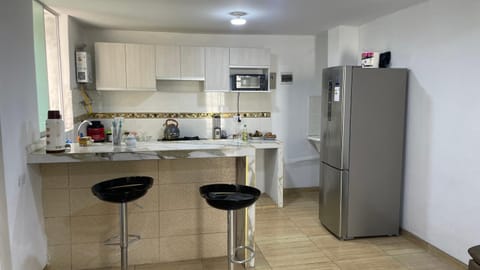 Coffee/tea facilities, Kitchen or kitchenette, Dining area, dishwasher, stove