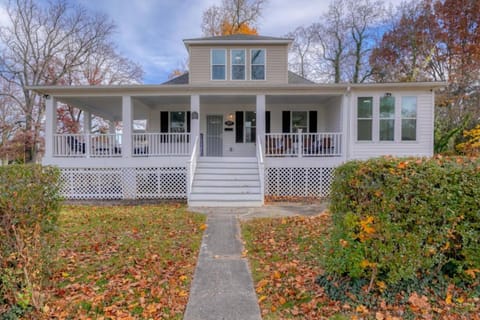 5 bedrooms with a gameroom House in Gwynn Oak