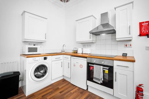 Kitchen or kitchenette, oven, stove, washing machine