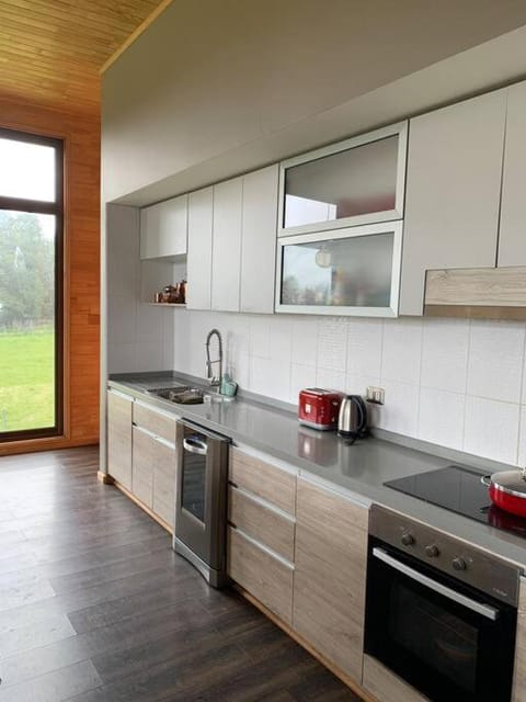 Hermoso alojamiento en el lago con piscina y playa en Panguipulli House in Los Ríos, Chile