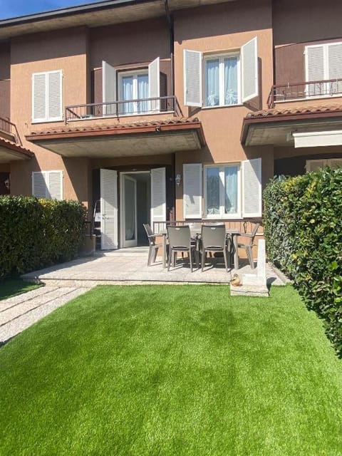Property building, Garden, Dining area