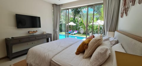 Photo of the whole room, Bedroom, Pool view