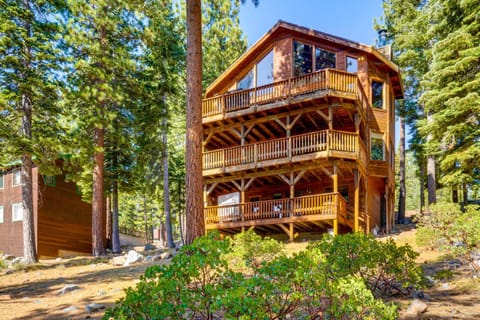 Spacious Cabin with 3 Decks 4 Mi to Lake Tahoe! House in Tahoe Vista