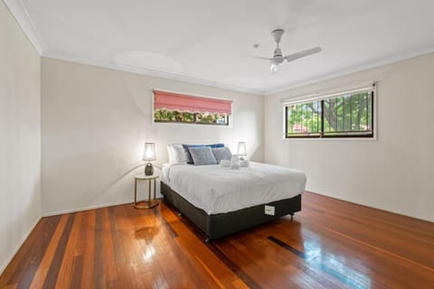 Peaceful 4BR at Sunnybank CBD with 2Parking Yard and Mall House in Brisbane