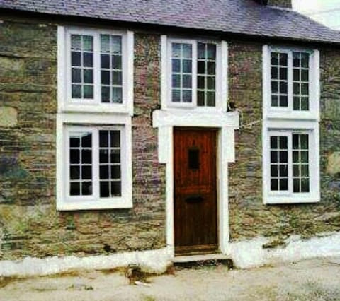 Snowdrop Stone Cottage House in Clynnog