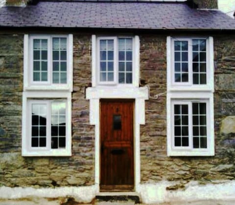 Snowdrop Stone Cottage House in Clynnog