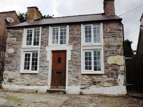 Snowdrop Stone Cottage House in Clynnog