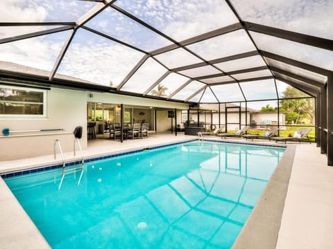 Casa Serenity Heated Pool near Beaches and Shopping Sleeps 12 House in Cape Coral