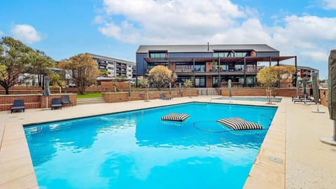 Property building, Day, Pool view, Swimming pool, sunbed