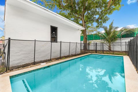 Day, Pool view