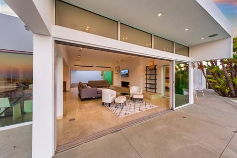 Hollywood Stunner- Pools, Views, Private, Luxury House in Hollywood Hills