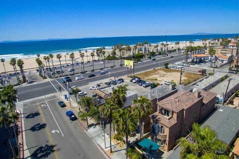 Steps to 6th on the Beach HB House House in Huntington Beach