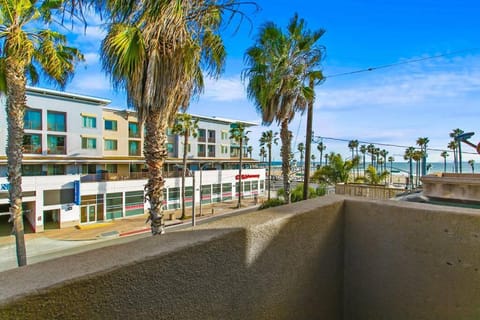 Steps to 6th on the Beach HB House House in Huntington Beach