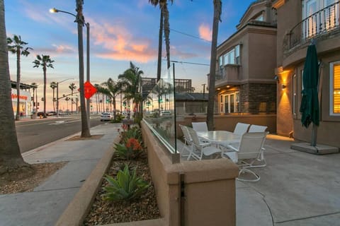 Steps to 6th on the Beach HB House House in Huntington Beach