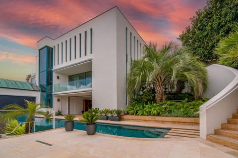 Architectural Masterpiece Overlooking La Jolla House in La Jolla