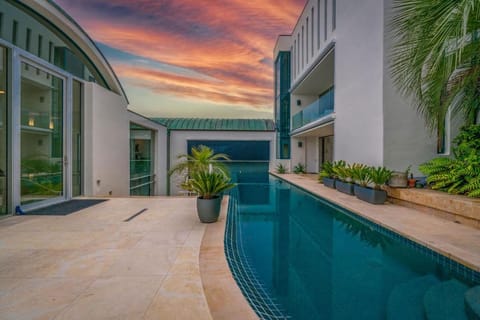 Architectural Masterpiece Overlooking La Jolla House in La Jolla