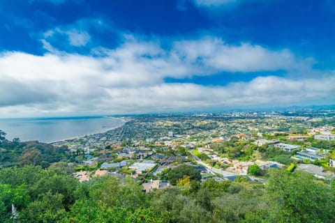 Architectural Masterpiece Overlooking La Jolla House in La Jolla