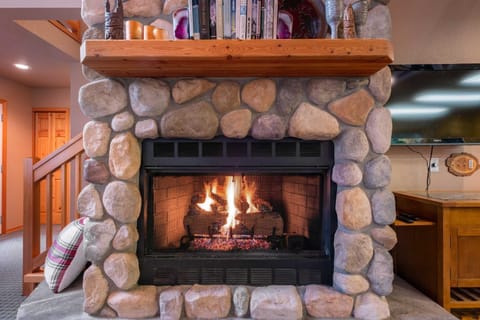 Ski Cabin 3br Hyak Fire Place 5 mins to Hill House in Snoqualmie Pass