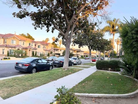 Jies Choice Family Spacious 3b2b 15 mins to DT unitA Apartment in Alhambra