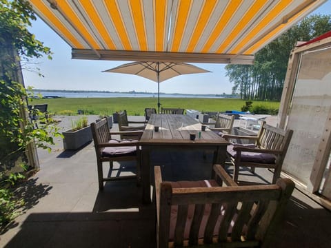 Cosy holiday home on Lake Veere with the beach right at your doorstep Maison in Kamperland