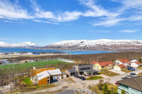 Elegant 4BR villa with great views and location Villa in Tromso