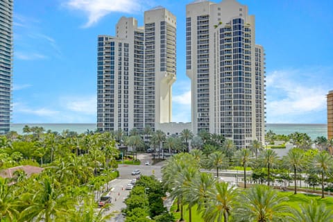 Ocean Reserve Luxurious Condo 2min Away From Beach Apartment in Sunny Isles Beach