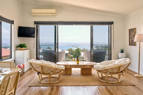 Natural landscape, TV and multimedia, Living room, Seating area, Sea view, air conditioner