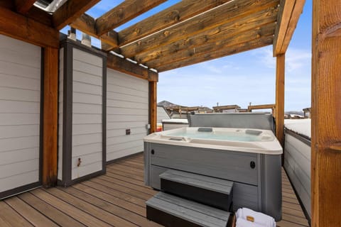 Bowtel Park City Rooftop Private Spa Pets New Listing, Walk to multiple Shops & Restaurants! House in Snyderville