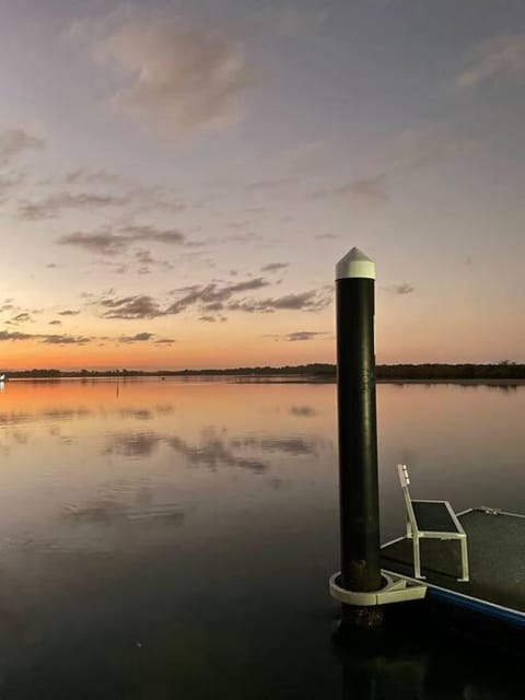 Jetty Flats - Stylish Waterfront Escape Apartment in Maroochydore