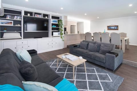 5 Bedroom Home meters from the beach House in Busselton