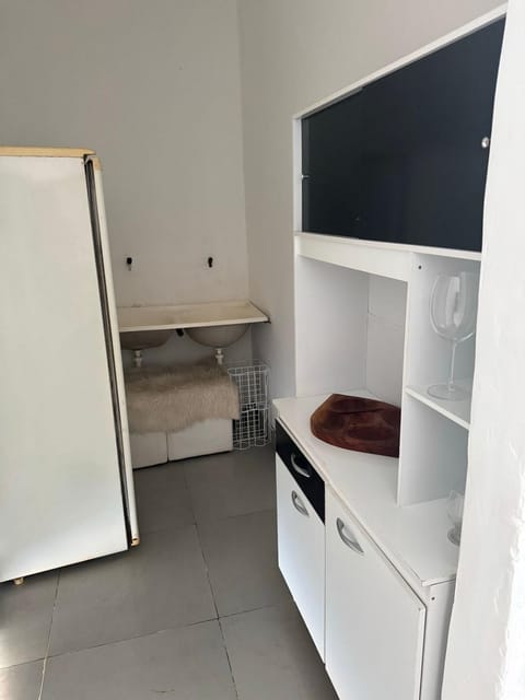 Kitchen or kitchenette, minibar