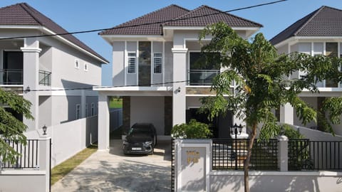 Property building, Day, Neighbourhood, Street view, Parking