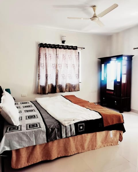 Bed, TV and multimedia, Photo of the whole room, Bedroom, fireplace