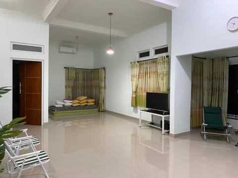 TV and multimedia, Seating area, air conditioner