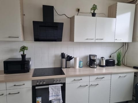 Coffee/tea facilities, Kitchen or kitchenette, stove, toaster