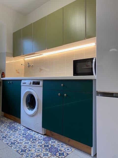 Kitchen or kitchenette, oven, washing machine