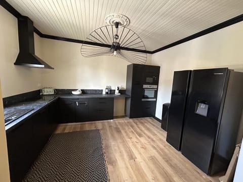 Kitchen or kitchenette, pet friendly, stove