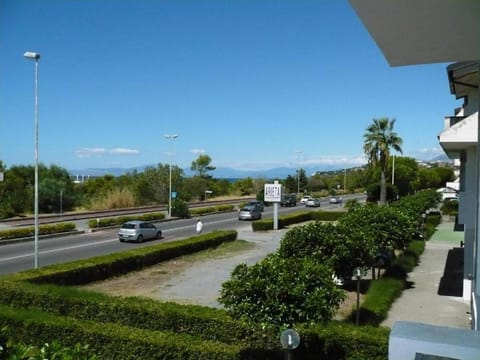 Appartamento con grande terrazza, 100 metri dal mare Apartment in Scalea