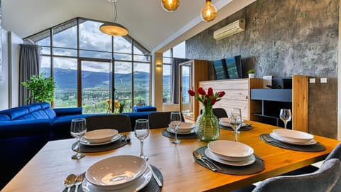 Living room, Seating area, Dining area, Mountain view