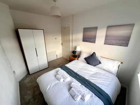 3 Bedroom House Sleeps 6 Free On-Street Parking Apartment in Coventry