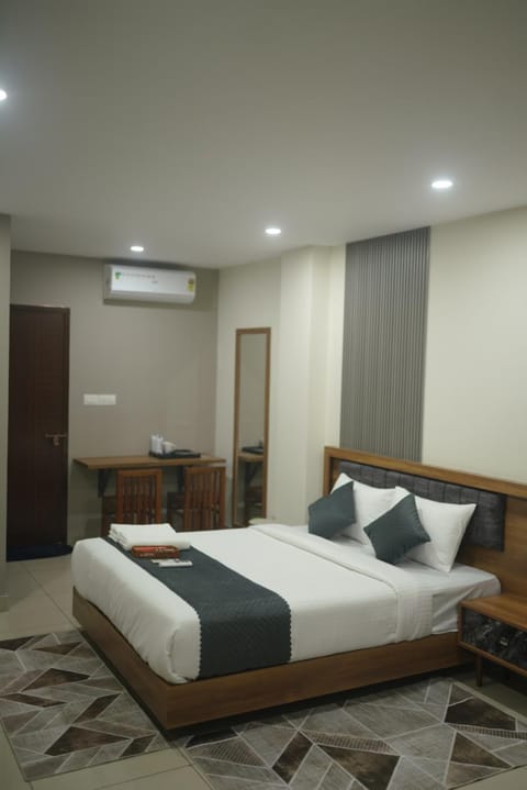 Bed, Photo of the whole room, Bedroom, wardrobe, air conditioner