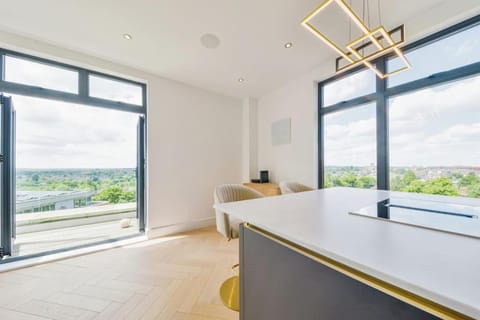 Brand New Luxury Penthouse 2 Bedroom 2 bath Apartamento in St Albans