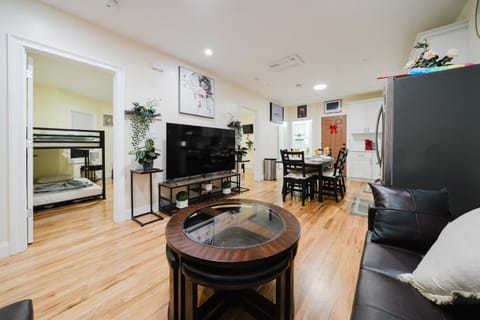 14-2 SPRING GETAWAY 10 PERCENT OFF! Newly renovated 5BR apartment in Milton Apartment in Milton