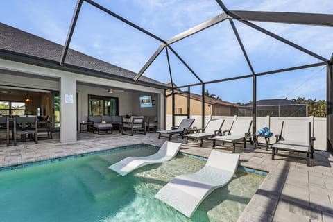 Experience Tranquility, Heated Pool, Bicycles -Villa Slow M House in Cape Coral