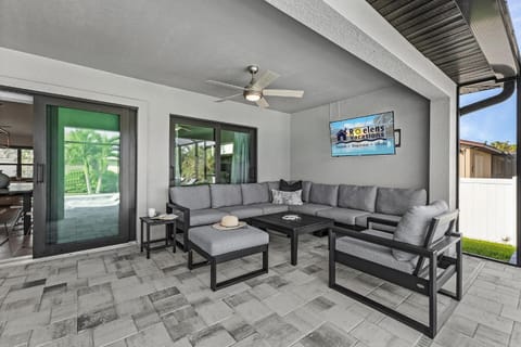 Experience Tranquility, Heated Pool, Bicycles -Villa Slow M House in Cape Coral