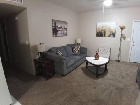 Airy Tucson Retreat - Modern, Cozy, Near U of A Apartment in Tucson