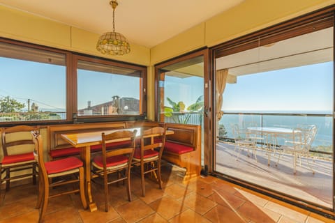 View (from property/room), Dining area, Sea view