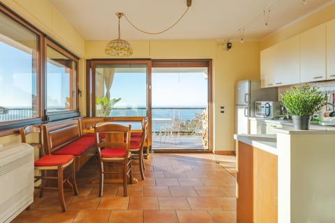 Coffee/tea facilities, View (from property/room), Living room, Dining area, Sea view, pet friendly