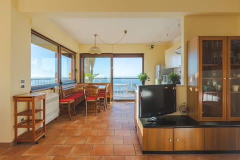 Communal lounge/ TV room, TV and multimedia, Seating area, Dining area, Sea view, pet friendly